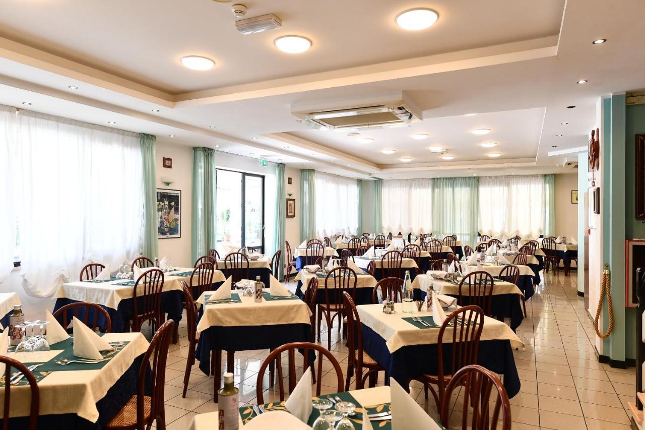 Hotel Criniera D'Oro Римини Экстерьер фото